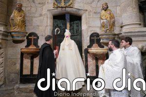 La Puerta Santa adelanta su apertura al mediodía para iniciar un Año Santo que busca "recuperar su base espiritual"