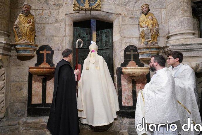 La Puerta Santa adelanta su apertura al mediodía para iniciar un Año Santo que busca "recuperar su base espiritual"