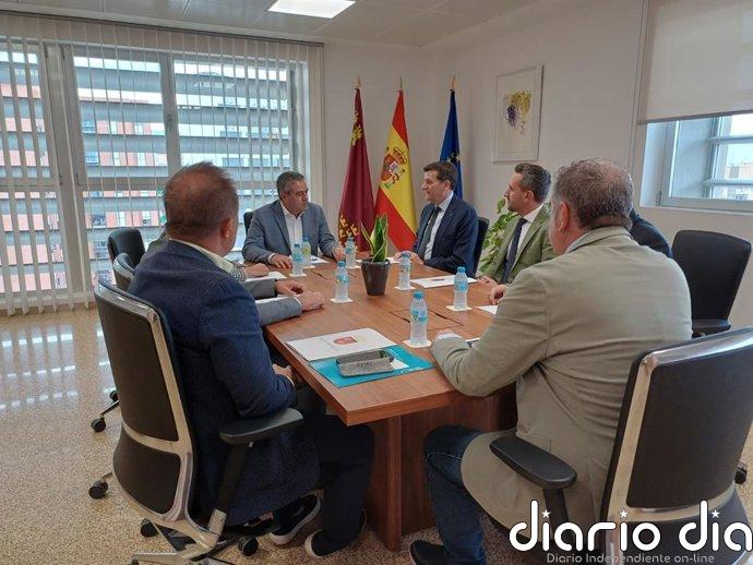 La Región plantea a la OIV colaborar con el Imida en investigación sobre uva, viñedo y vino