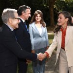La Reina Letizia cautiva en Bruselas con un look ejecutivo protagonizado por una blusa naranja de volantes