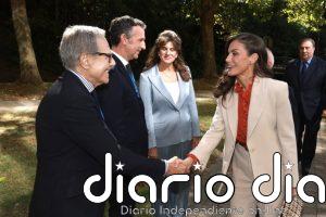 La Reina Letizia cautiva en Bruselas con un look ejecutivo protagonizado por una blusa naranja de volantes