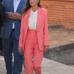 La Reina Letizia da la bienvenida al otoño rescatando su vibrante traje coral de Hugo Boss