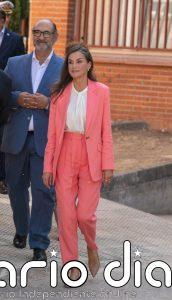 La Reina Letizia da la bienvenida al otoño rescatando su vibrante traje coral de Hugo Boss