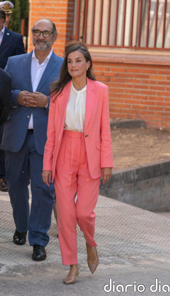 La Reina Letizia da la bienvenida al otoño rescatando su vibrante traje coral de Hugo Boss