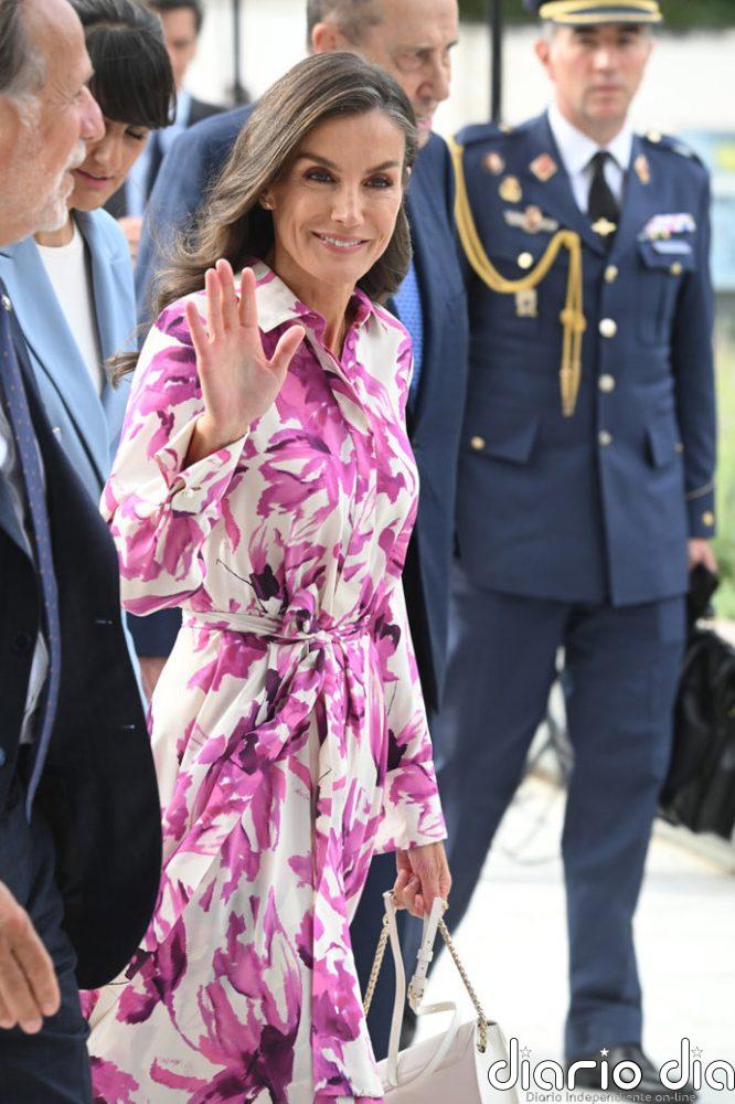 La Reina Letizia recupera uno de sus vestidos más primaverales para presidir el homenaje a la Enfermería