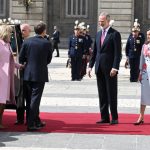 La Reina Letizia rescata su historico diseño floral de Pertegaz en su reencuentro con Emmanuel y Brigitte Macron