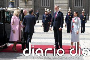 La Reina Letizia rescata su historico diseño floral de Pertegaz en su reencuentro con Emmanuel y Brigitte Macron