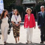 La Reina Sofía, lección de elegancia en rojo y blanco en su vuelta a la agenda real tras el verano