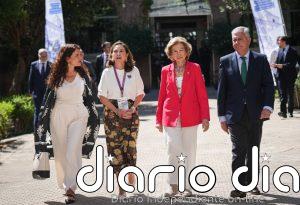 La Reina Sofía, lección de elegancia en rojo y blanco en su vuelta a la agenda real tras el verano