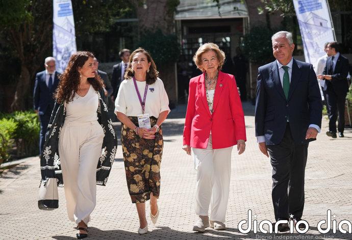 La Reina Sofía, lección de elegancia en rojo y blanco en su vuelta a la agenda real tras el verano