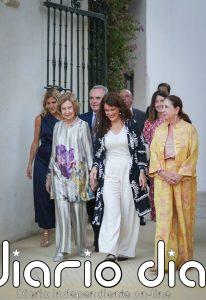 La Reina Sofía rescata uno de sus looks más icónicos en su cita con el Real Alcázar de Sevilla