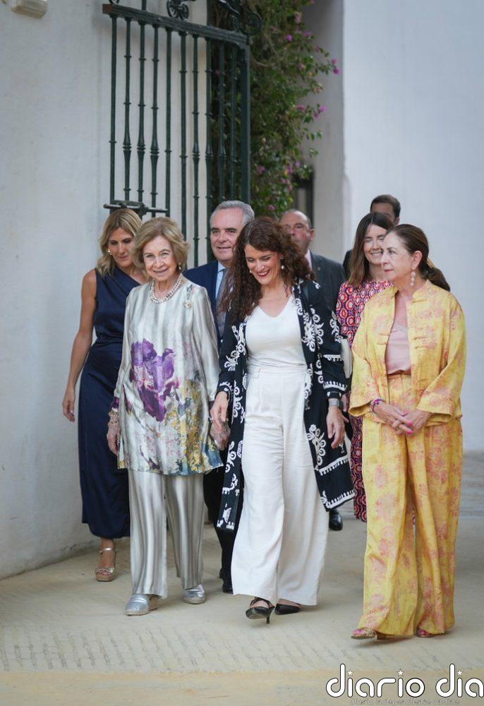La Reina Sofía rescata uno de sus looks más icónicos en su cita con el Real Alcázar de Sevilla