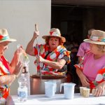 La tradicional 'buñuelada' del barrio San Vicente de Almería reparte más de 2.000 dulces y 150 litros de chocolate