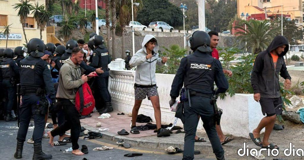 Las Policía carga para contener a los migrantes de las playas tras los intentos de llegar en masa al Puerto de Ceuta