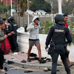Las Policía carga para contener a los migrantes de las playas tras los intentos de llegar en masa al Puerto de Ceuta