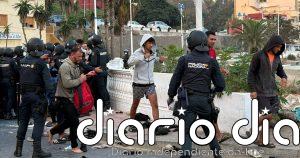 Las Policía carga para contener a los migrantes de las playas tras los intentos de llegar en masa al Puerto de Ceuta