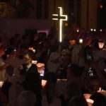 León XIV preside la multitudinaria procesión nocturna de las antorchas en el santuario de Lourdes