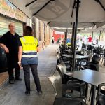 Lipasam informa a hosteleros y comerciantes de Sevilla para que mantengan limpio el pavimento de su área de influencia
