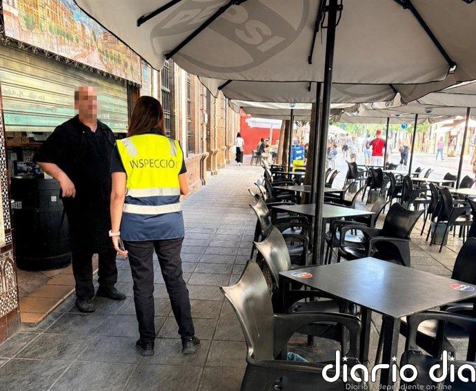 Lipasam informa a hosteleros y comerciantes de Sevilla para que mantengan limpio el pavimento de su área de influencia