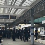 Llega a Portsmouth una embarcación con 140 solicitantes de asilo entre protestas de ultraderecha