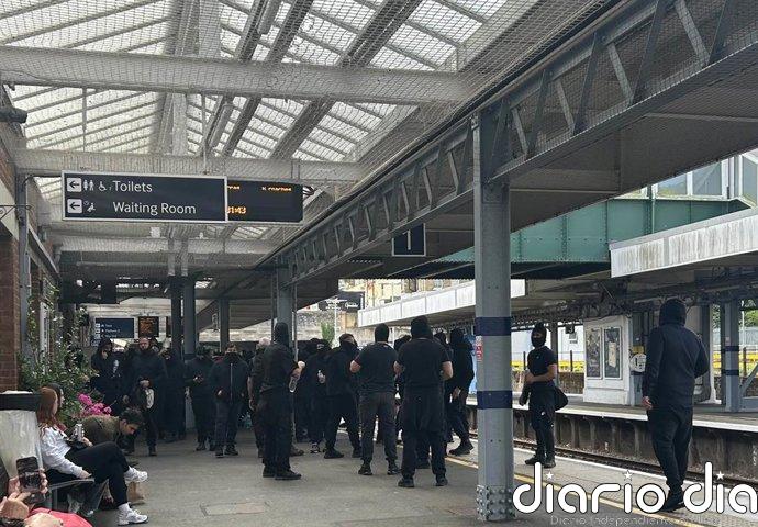 Llega a Portsmouth una embarcación con 140 solicitantes de asilo entre protestas de ultraderecha