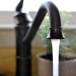 Lora del Río (Sevilla) recupera este sábado progresivamente el suministro de agua tras reparar la avería de la tubería