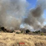 Los Bombers estabilizan de noche el incendio en Alfarràs (Lleida)