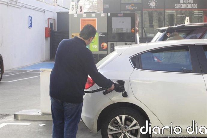 Los carburantes encadenan nueve semanas de alzas y tocan máximos desde marzo