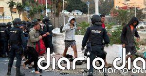 Los migrantes entran en el recurso del Puerto de Ceuta, tras una mañana de tensión y cargas durante su traslado