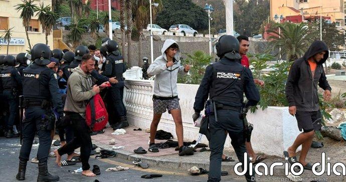 Los migrantes entran en el recurso del Puerto de Ceuta, tras una mañana de tensión y cargas durante su traslado