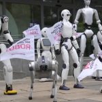 Los robots toman las calles de Polonia para protestar en contra de la IA