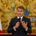 Macron señala la "crisis de las democracias" y reclama "rehumanizar" la IA
