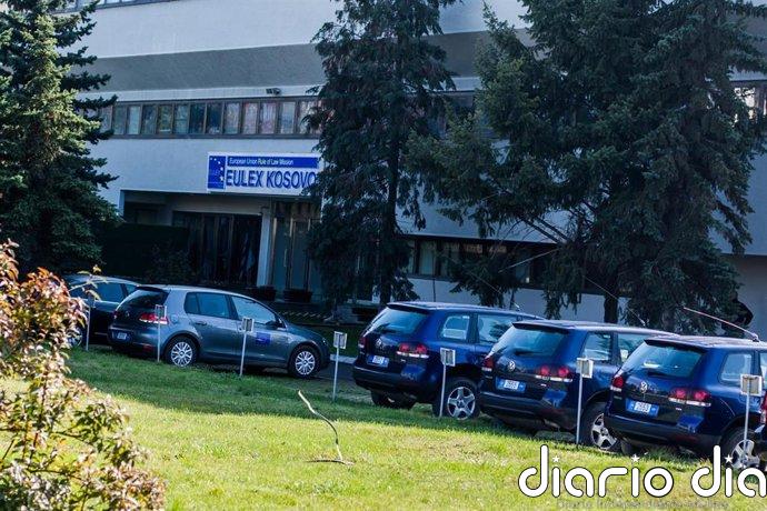 Manifestantes lanzan cócteles molotov contra la sede de la misión de la UE en Kosovo tras las sentencias