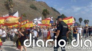 Manifestantes zarandean y lanzan huevos al coche de una diputada ceutí durante una protesta