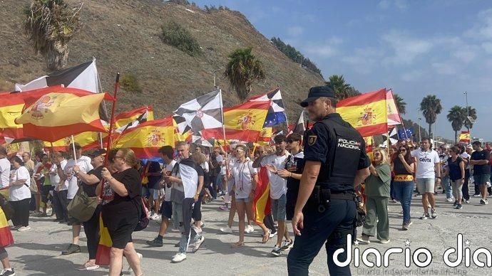 Manifestantes zarandean y lanzan huevos al coche de una diputada ceutí durante una protesta
