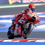 Marc Márquez aprovecha en San Marino una temprana caída de Bezzecchi y alcanza el liderato del Mundial
