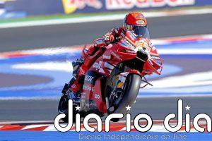 Marc Márquez aprovecha en San Marino una temprana caída de Bezzecchi y alcanza el liderato del Mundial