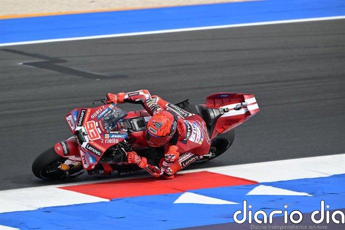 Marc Márquez mantiene a raya a Marco Bezzecchi en la Sprint de San Marino