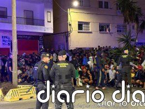 Más de 2.000 migrantes vuelven a las playas ceutíes de Trampolín y Benítez tras quedar fuera del campamento del Puerto