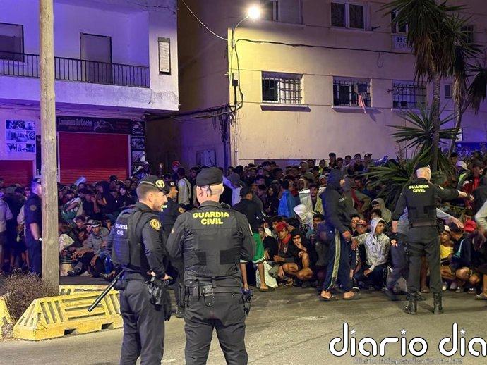 Más de 2.000 migrantes vuelven a las playas ceutíes de Trampolín y Benítez tras quedar fuera del campamento del Puerto