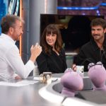 Maxi Iglesias sorprende con su nuevo look en 'El Hormiguero' y sincroniza su estilismo con Susana Abaitua