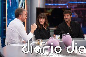 Maxi Iglesias sorprende con su nuevo look en 'El Hormiguero' y sincroniza su estilismo con Susana Abaitua