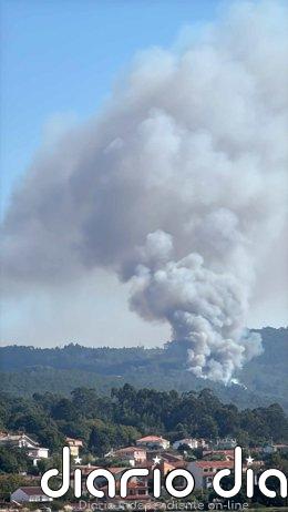 Medio Rural moviliza medios aéreos para sofocar un incendio forestal activo en la parroquia de Donas de Gondomar