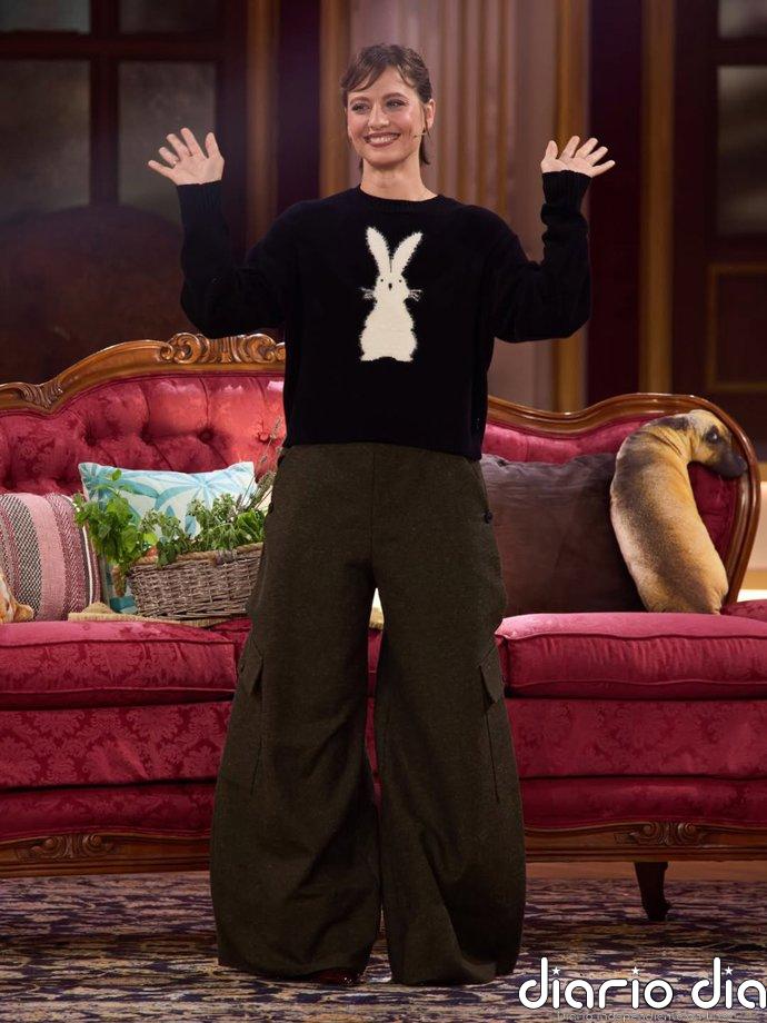Michelle Jenner arrasa en 'La Revuelta' con los pantalones palazzo anchos que querrás llevar esta temporada