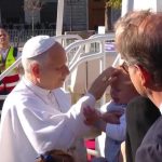 Miles de parisinos se echan a las calles para dar la bienvenida al papa