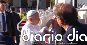 Miles de parisinos se echan a las calles para dar la bienvenida al papa