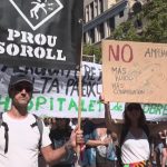 Miles de personas muestran su rechazo a la ampliación de El Prat