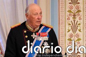 Miles de personas participan en Oslo en el funeral del rey Harald V de Noruega