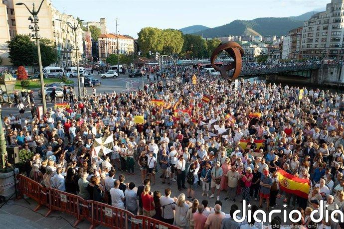 Miles de personas se concentran en Euskadi en apoyo a Ceuta, con contramanifestaciones contra el fascismo y el racismo