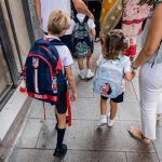 Mochilas nuevas, reencuentros y alguna lágrima: así vuelven los niños madrileños 'al cole'